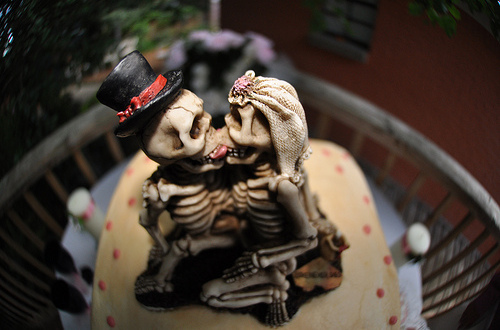 kissing, ew and skulls