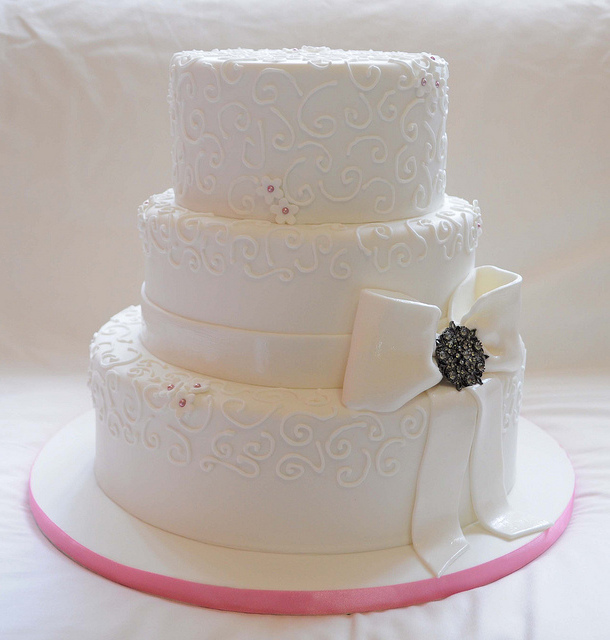 swirl pattern, wedding cake, white and pink highlights