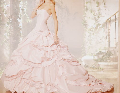 hairstyle, vestido and blonde