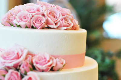 cake, fmowers and roses