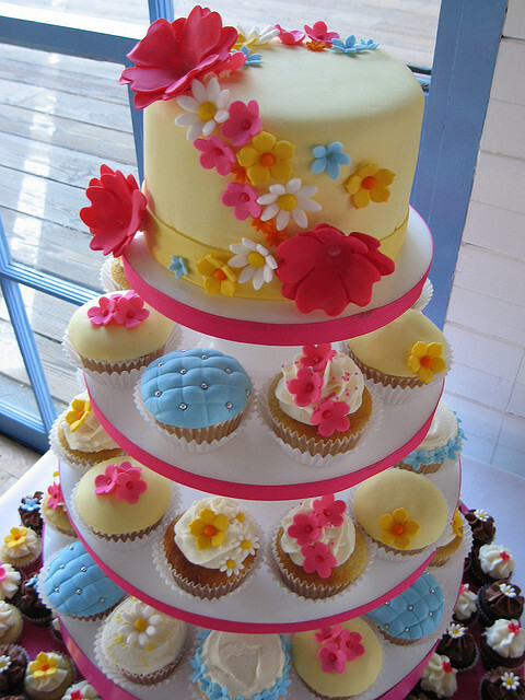 wedding cupcakes, cupcakes, cupcake tower and white