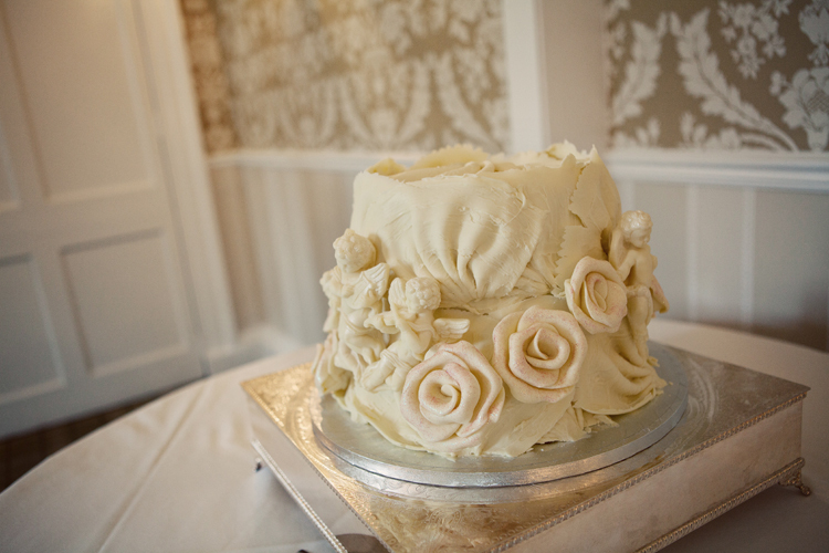 wdding cake, white, cake and roses