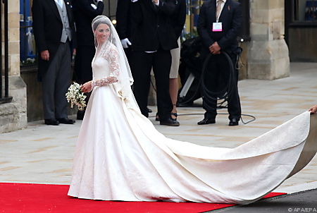 middleton, dress and flowers