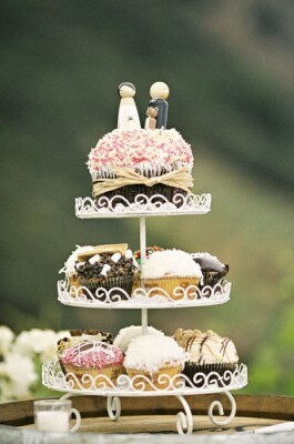 wedding cupcake and pink cupcake