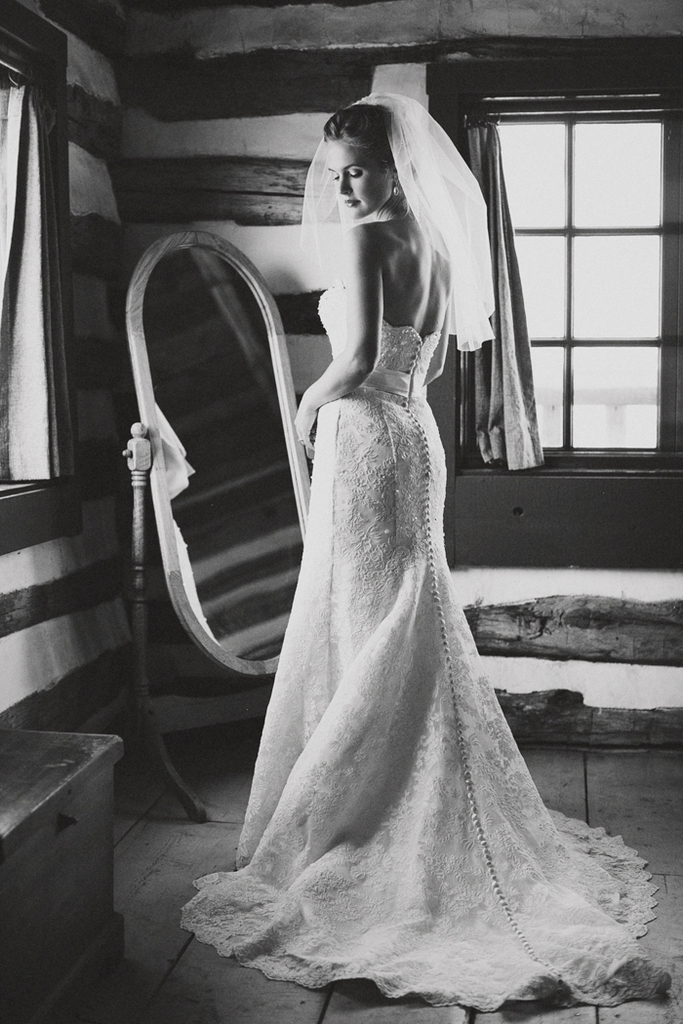 wedding morning, bride, wedding dress and wedding photo