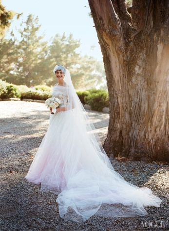 wedding dress, Anne Hathaway and bouquet