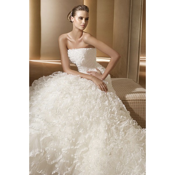 chapel train, bridal, ruffles and wedding dress