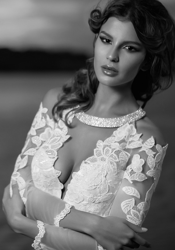 2014, bien savvy, white and woman