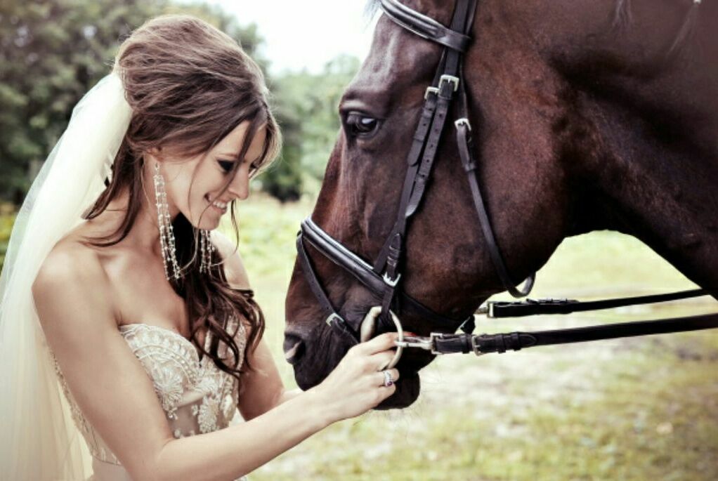 bride, equestrian, love this pic and horse