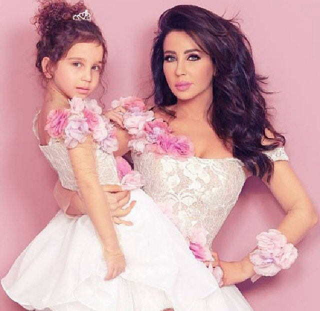 flower girl, wedding dress, mummy and daughter