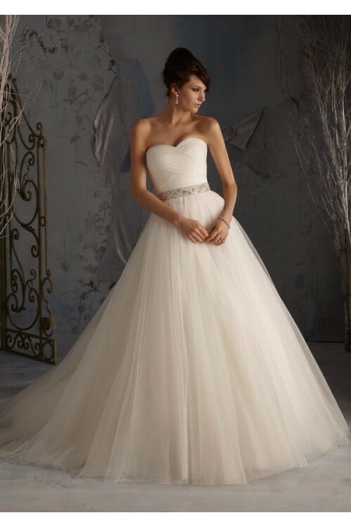 white, wedding dresse and girl