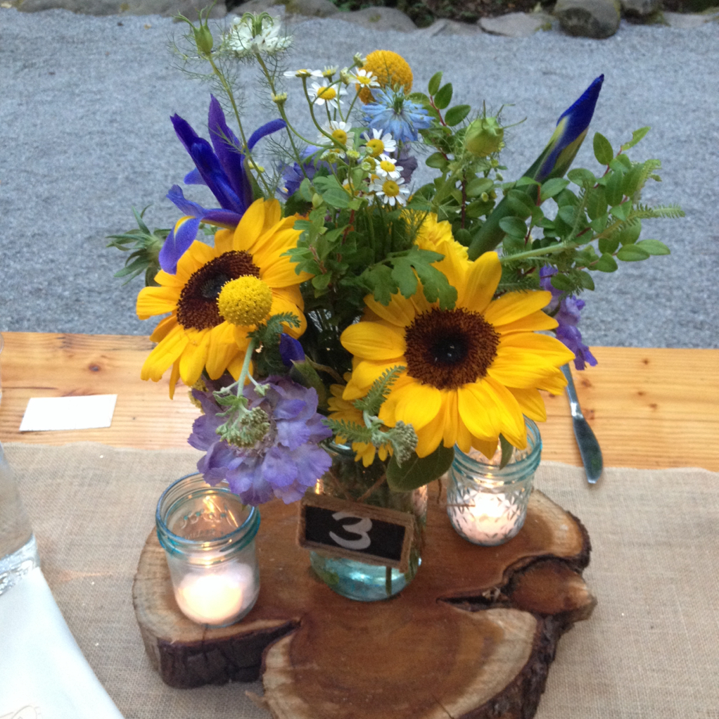 center piece, pretty, daisies and sunflower