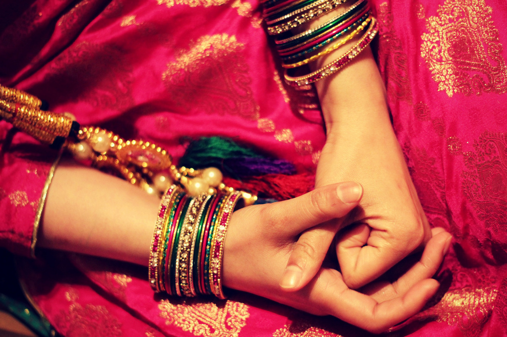 50 mm lens, tradition, mehndi and bangles