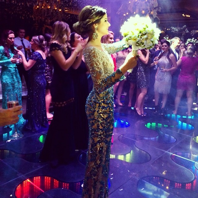 it girl, flowers, bouquet and fashion
