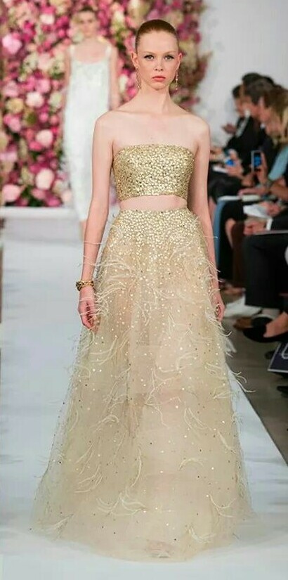 gold, catwalk and oscar de la renta