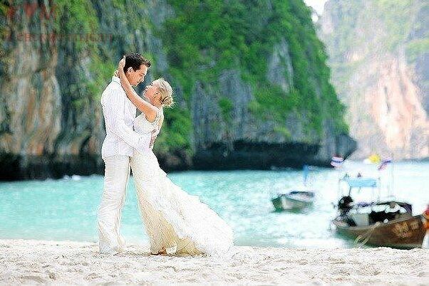 wedding wedding dresses, wedding rings and bridal bouquet