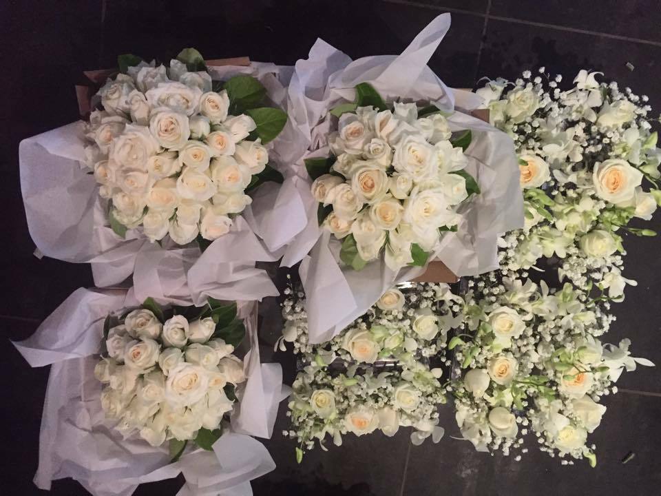 white flowers, wedding flowers, roses and white roses