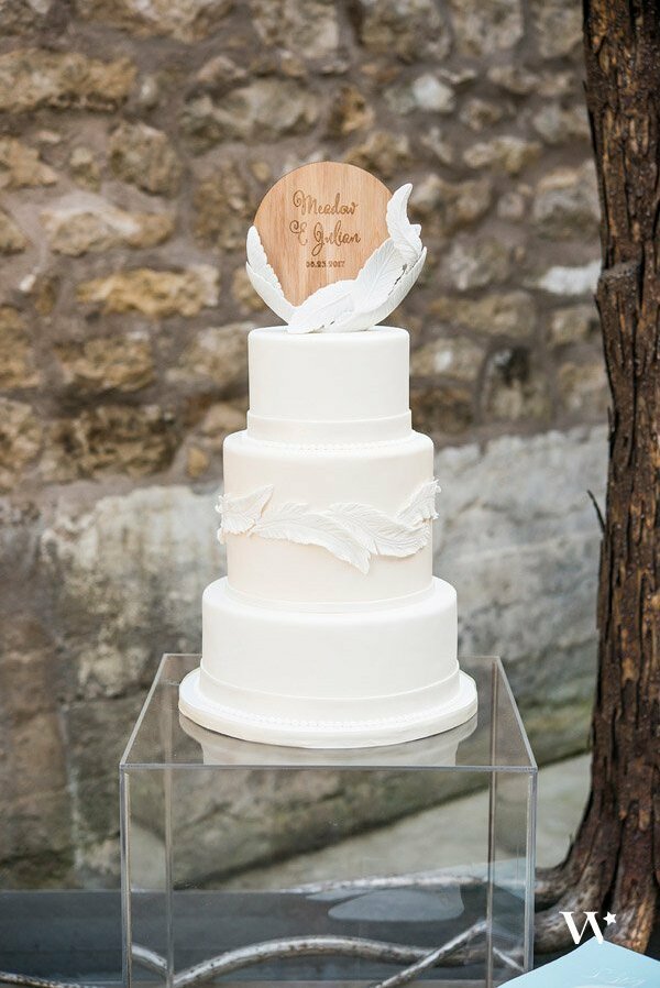 cake topper, feathers, cake and oak