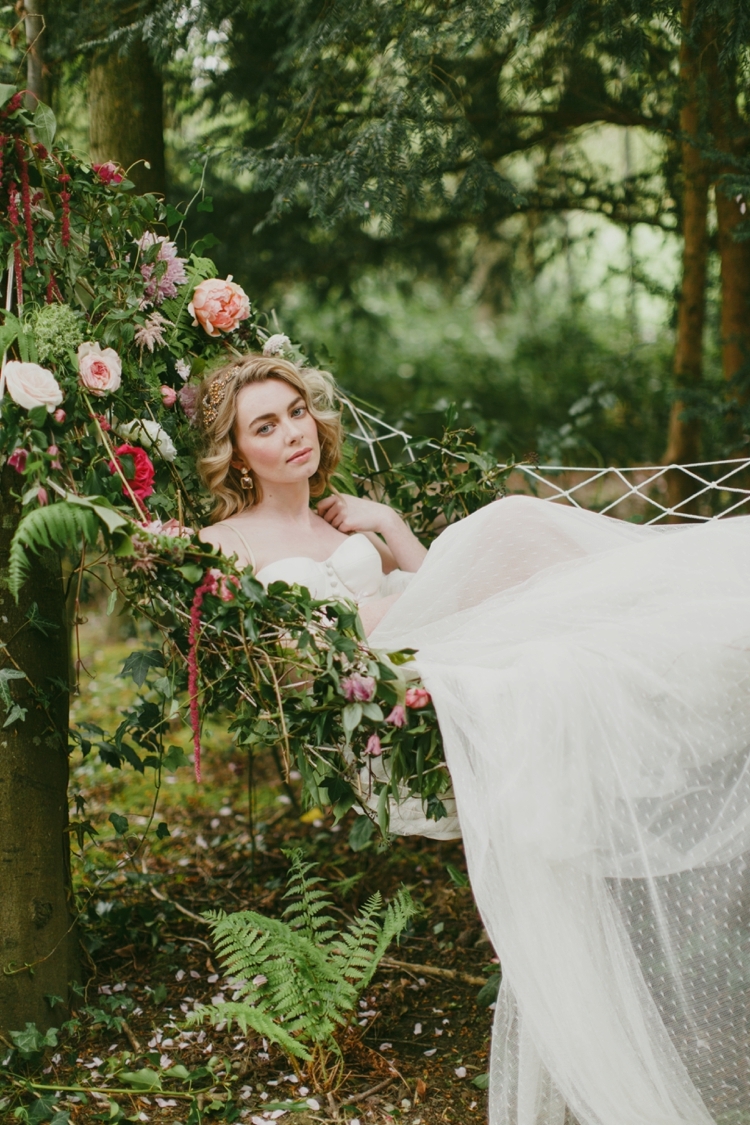 romantic wedding, flowers, hamac and romantic scene