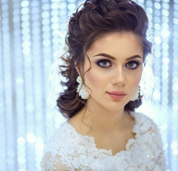 wedding hair, jewellery, wedding dress and beauty green eyes