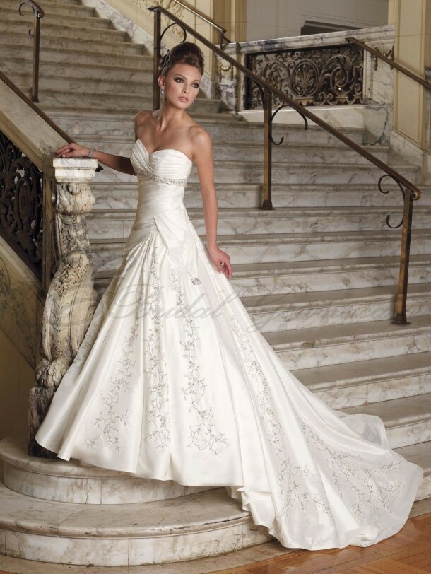 wedding dress and sweetheart
