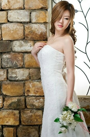 kim shin yeong, korean model and wedding dress