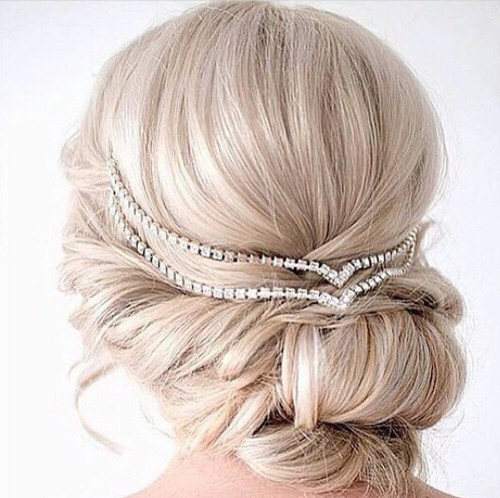 cosmetologist, blond, straight hair and quince hairstyles