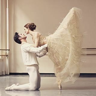 elegant, beautiful and oscar de la renta