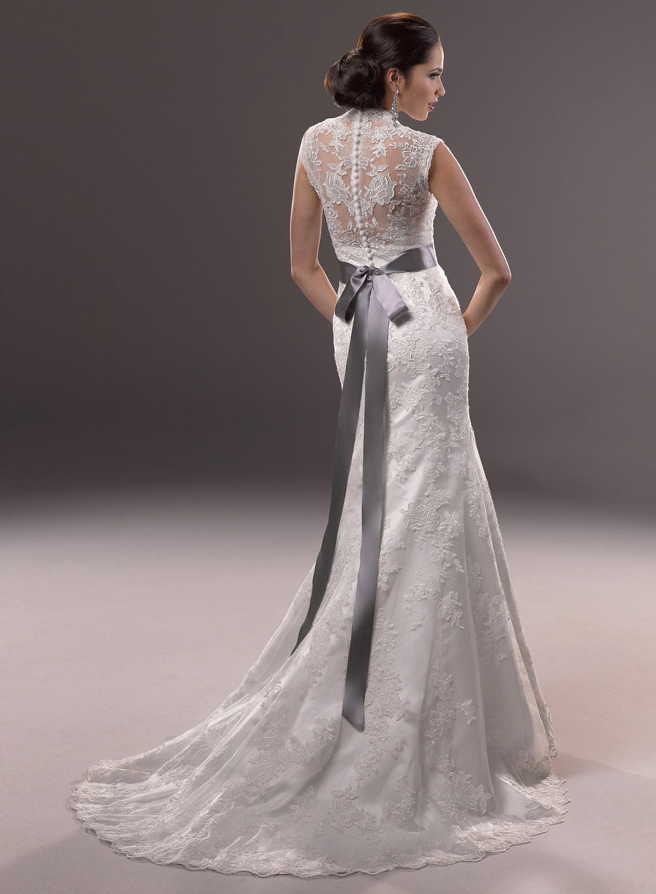 lace wedding dress, v-neck wedding dress and mermaid wedding dress