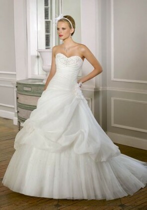 bride, wedding dress and hennilovesleo