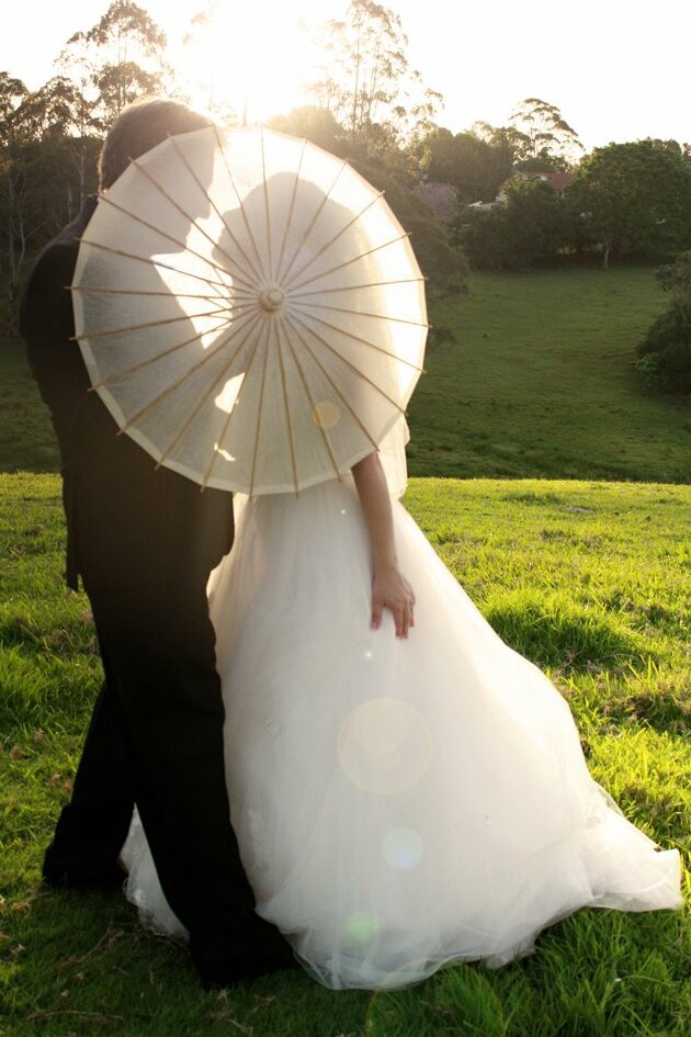 renae rush photography, parasol, bridal and kiss