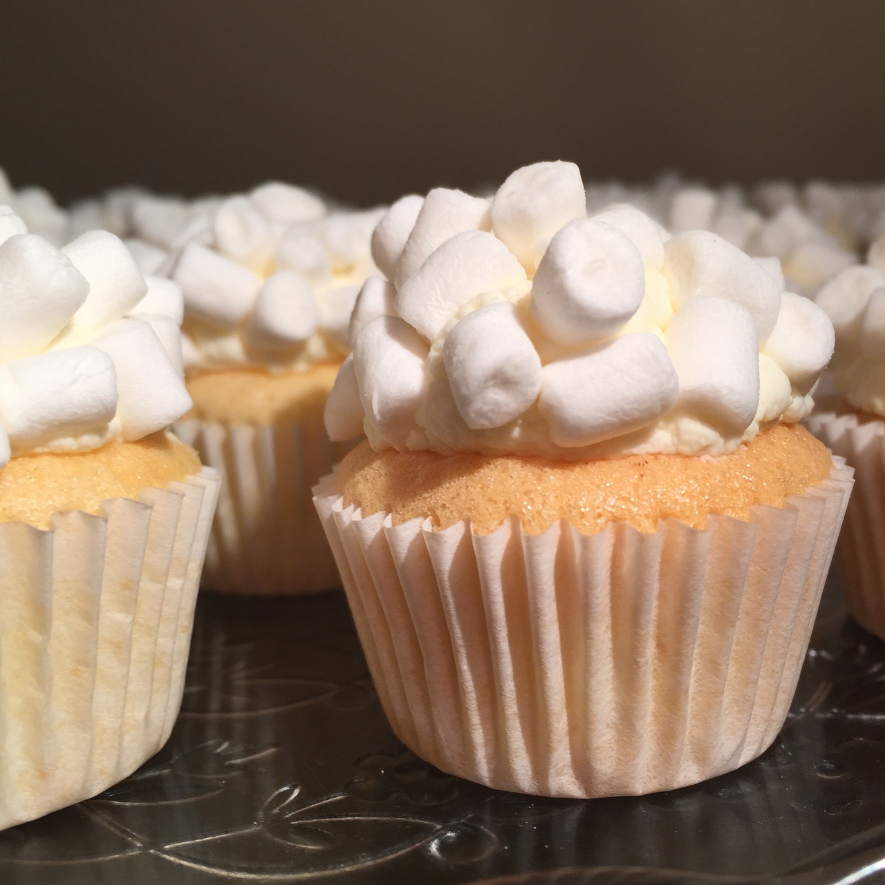 cupcakes, marshmallow, dessert and cupcake