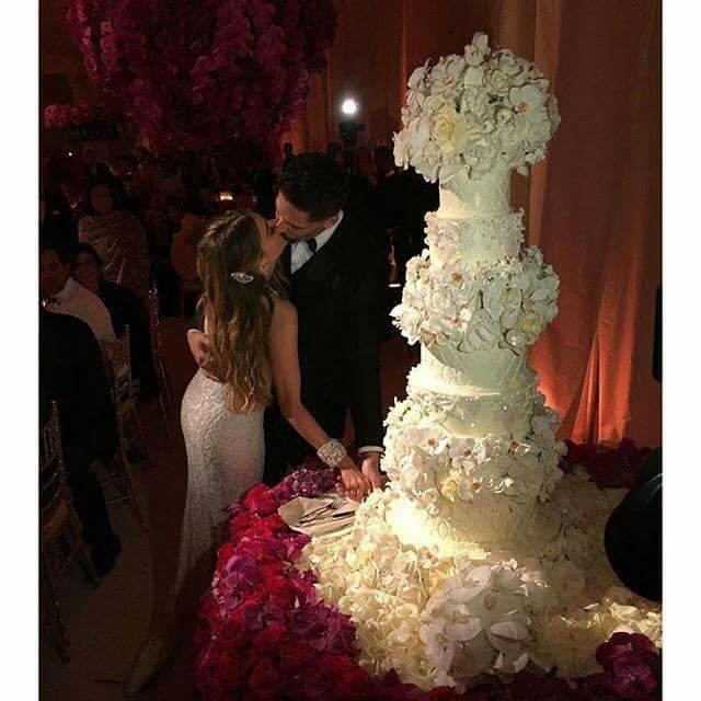 sofia vergara, wedding dress, luxus and suit
