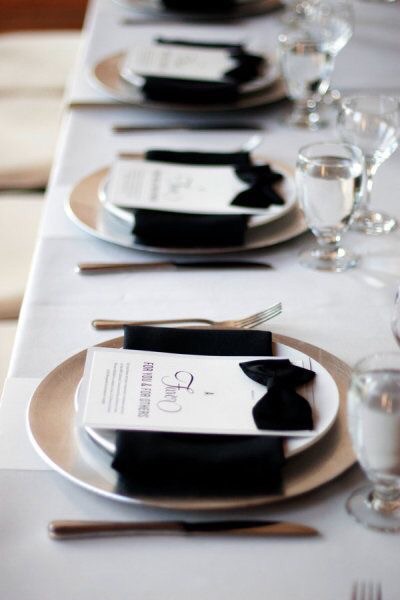 groom, ' weddingtable and black and white