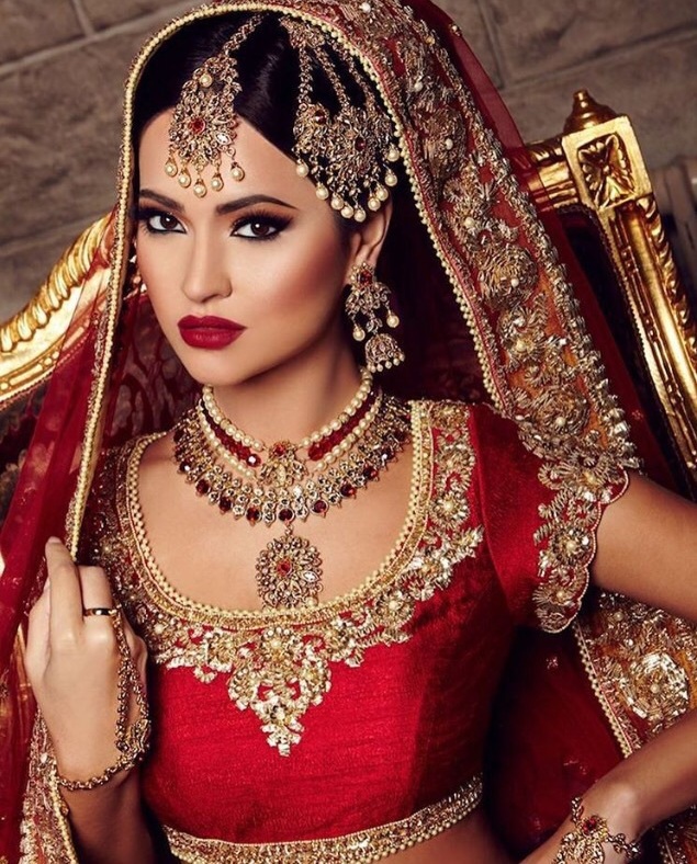 style, hair, jewellery and makeup