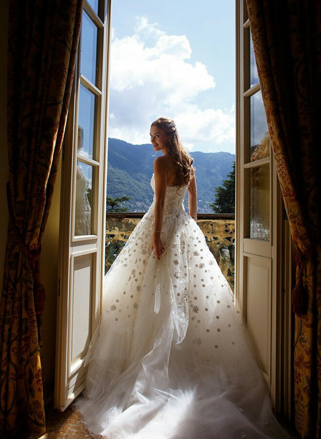 lake como italy, oscar de la renta, wedding gown and stunning