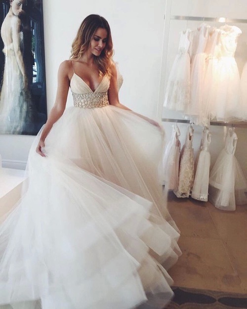 Pronovias, what to wear, flowers and white