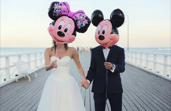 sea, baloon, mouse miki and woman