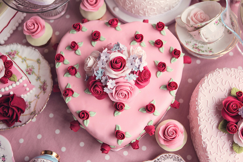 cath kidston cakes, sugar roses, cake table and sugar pearls