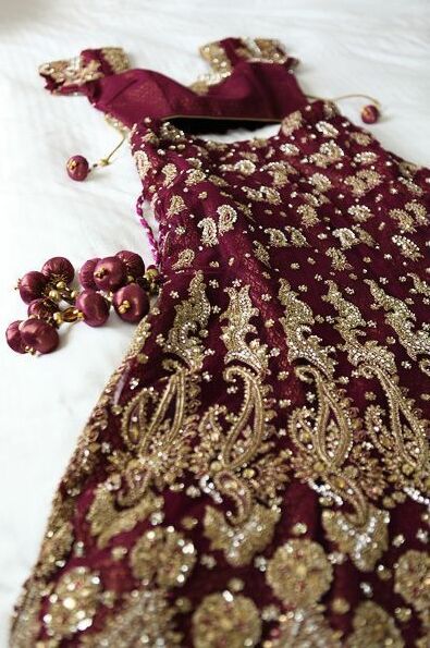 kiss, romance and gowns
