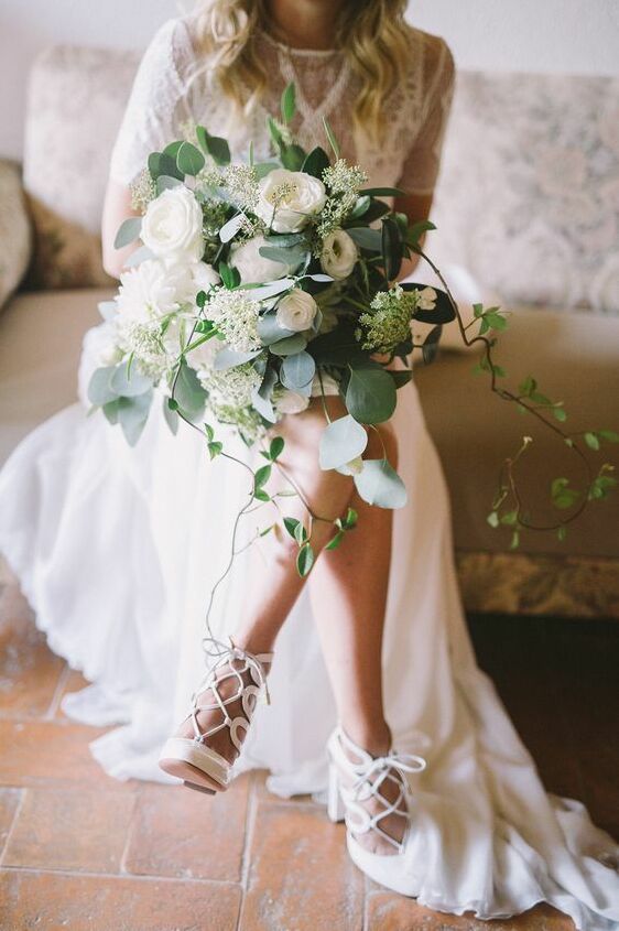 bride, bridal bouquets, spring weddings and bridal beauty