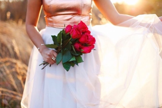 wedding dress, tumblr and bouquet