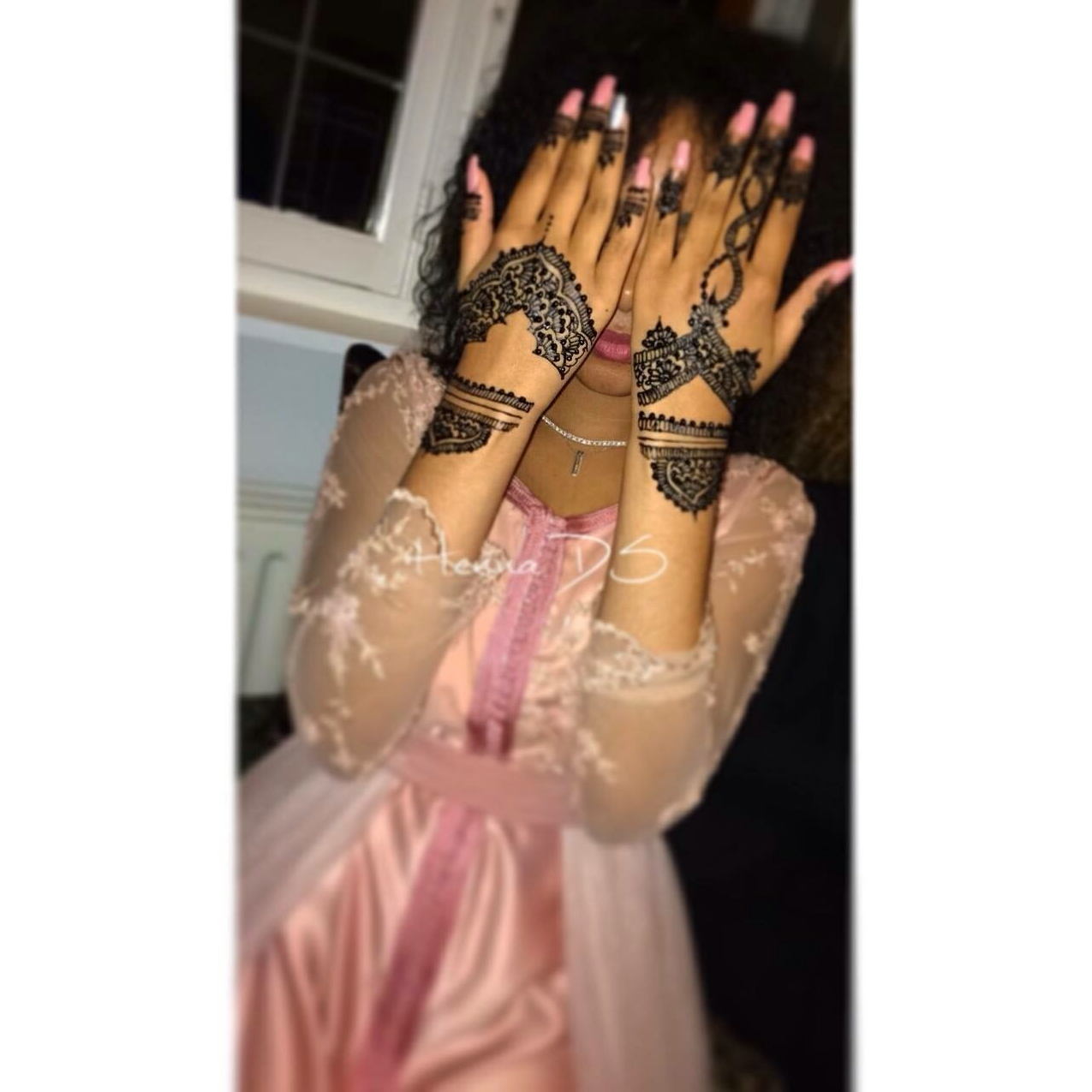 henne, black, nails and henna