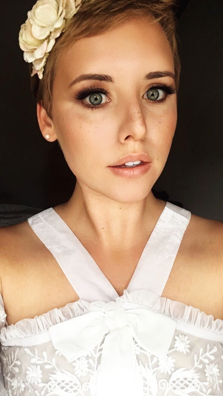 pixie cut, green eyes, city wedding and love