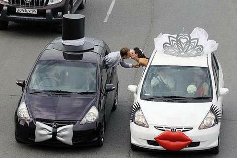 cars, kiss and bride and groom