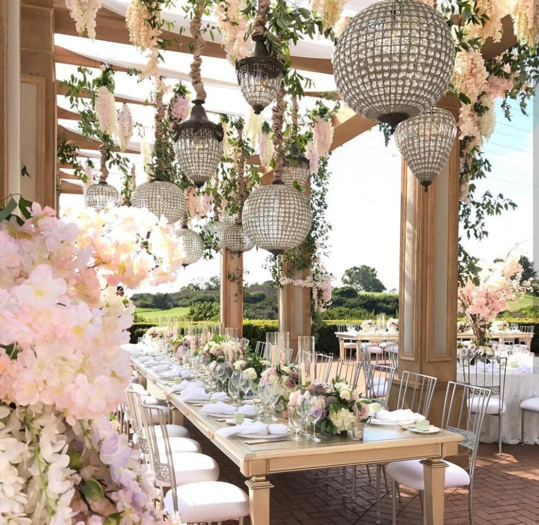 wedding dinner, vintage, flowers and wood