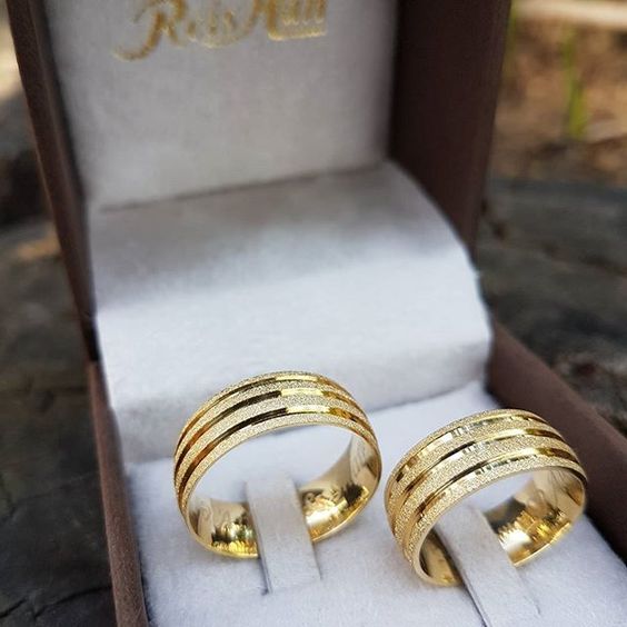 wedding band, alliance and wedding ring