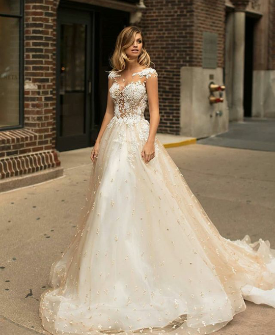 beautiful, dress, stunning and Queen