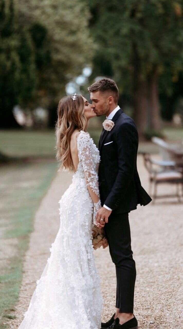 love, kiss, josh cuthbert and chloe lloyd