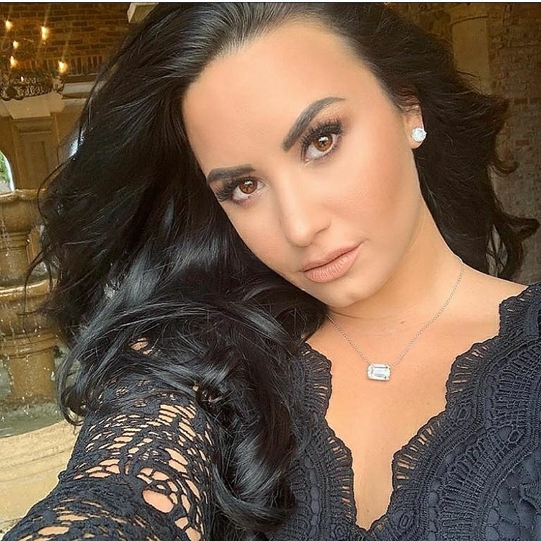 perfect, black dress, make up and celebrity